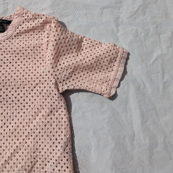 Banana  Republic Embroidered Eyelet Pink Top T Shirt Woman's Small Barbie - Picture 6 of 9